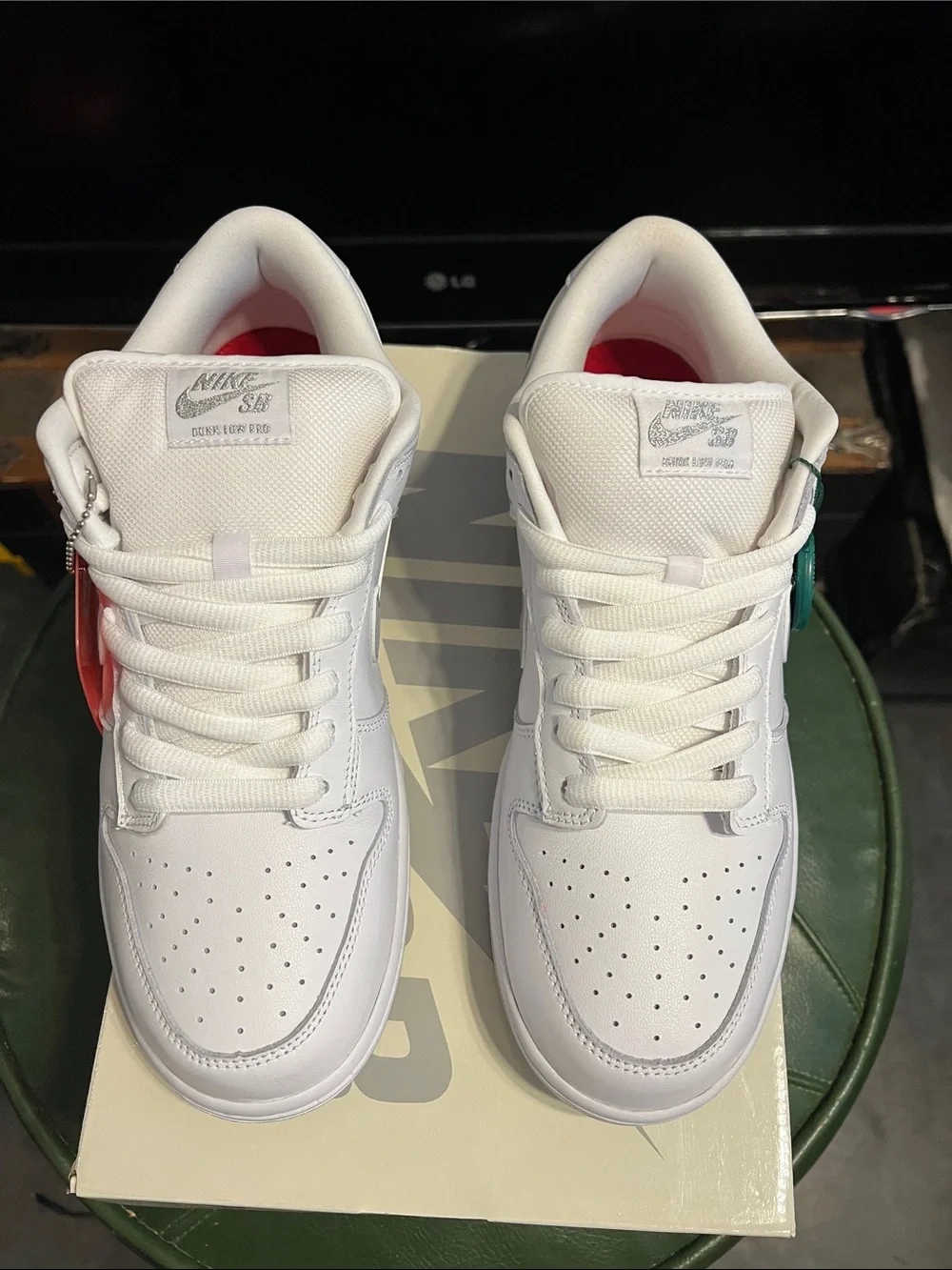 NIKE SB DUNK LOW SUPREME 94 WHITE METALLIC SILVER SIZE 10.5